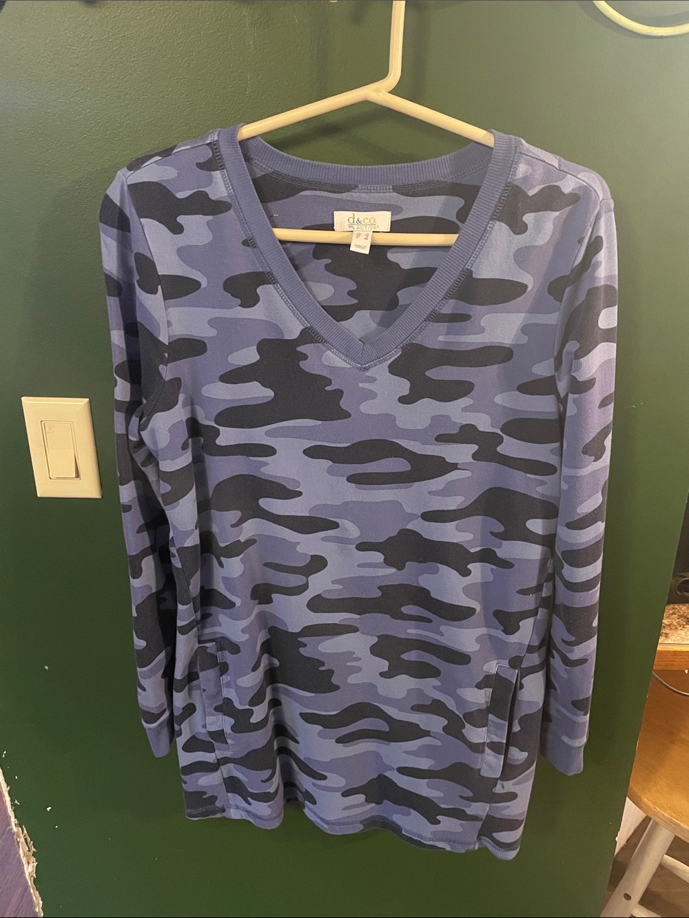 d&co Blue Camo V-Neck Tunic Top